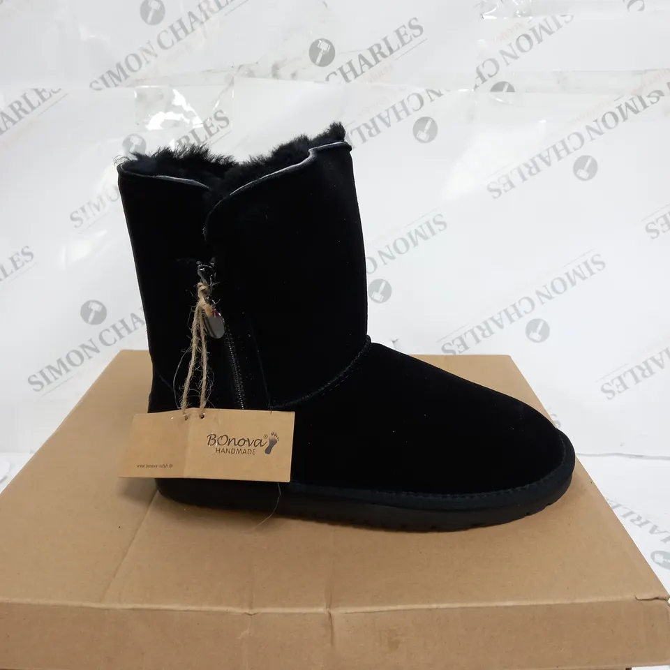 BOXED BONOVA SHEEPSKIN SIDE ZIP MID BOOTS, BLACK - SIZE 6