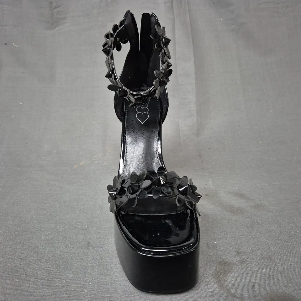 BOXED PAIR OF KOI OPEN TOE PLATFORM BLOCK HEEL SANDALS IN BLACK W. FLORAL DETAIL UK SIZE 4