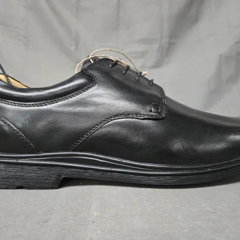 BOXED PAIR OF ROAMERS LACE UP SHOES IN BLACK SIZE 13