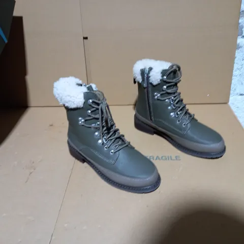 EMU AUSTRALIA OKAB DARK OLIVE BOOT SIZE 5 