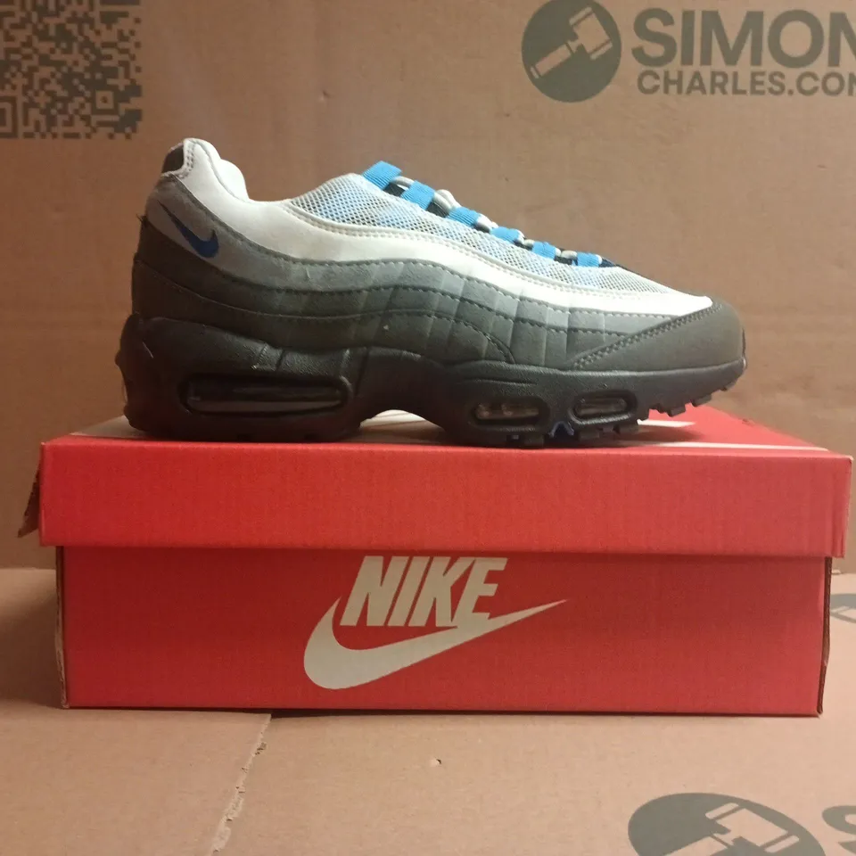BOXED PAIR OF NIKE AIR MAX TRAINERS IN WHITE/GREY/BLUE SIZE UK 7