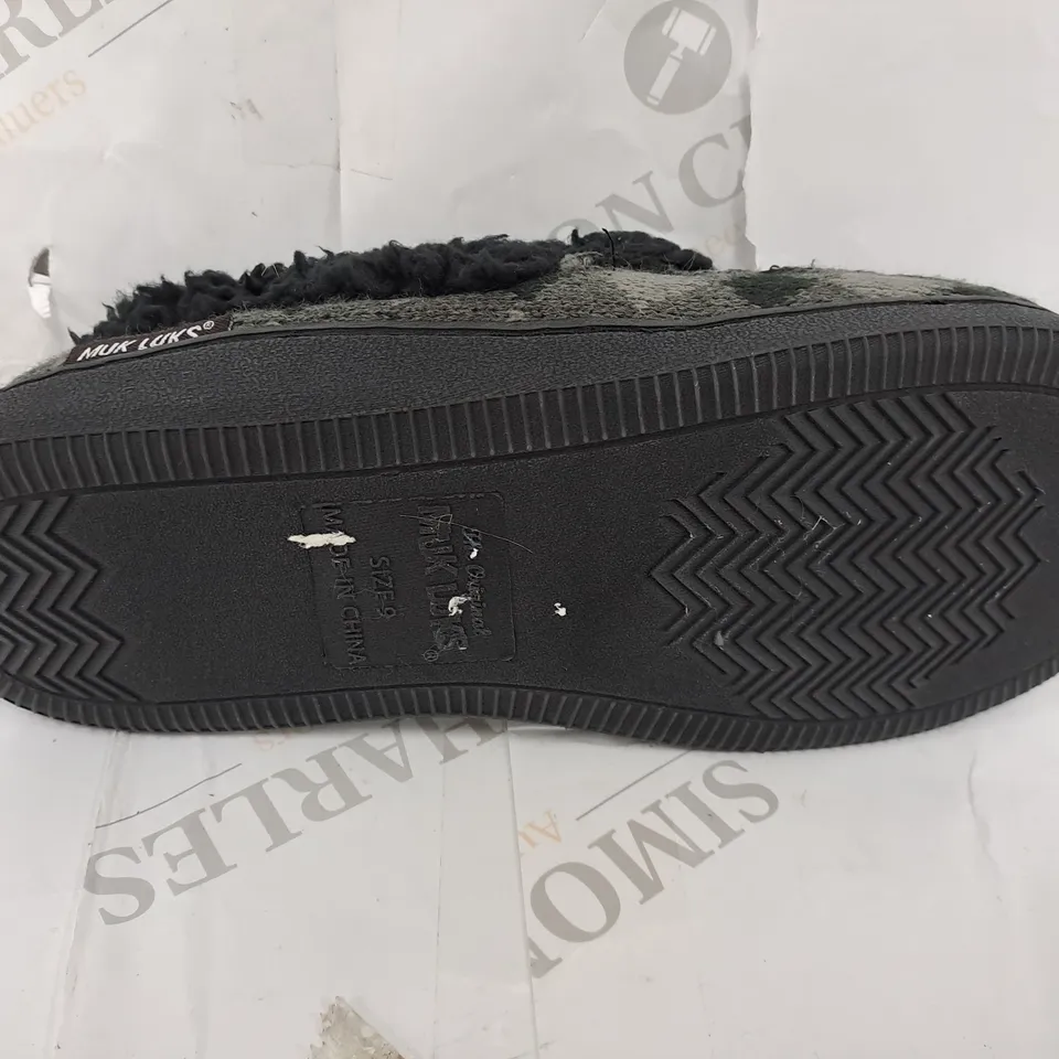 PAIR OF MUK LUKS ANAIS SLIPPERS IN BLACK/GREY CHECK - SIZE 9
