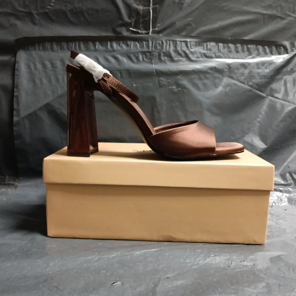 BOXED PAIR OF SIMMI LONDON OPEN TOE BLOCK HEEL SANDALS IN CHOCOLATE SIZE UK 6