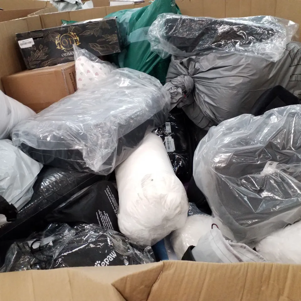 PALLET OF ASSORTED PILLOWS & CUSHIONS INCLUDING ANTI-AGING BEAUTY PILLOW, MEMORY FOAM PILLOW, CERVICAL PILLOW, SEAT & BACK CUSHION, READING PILLOW