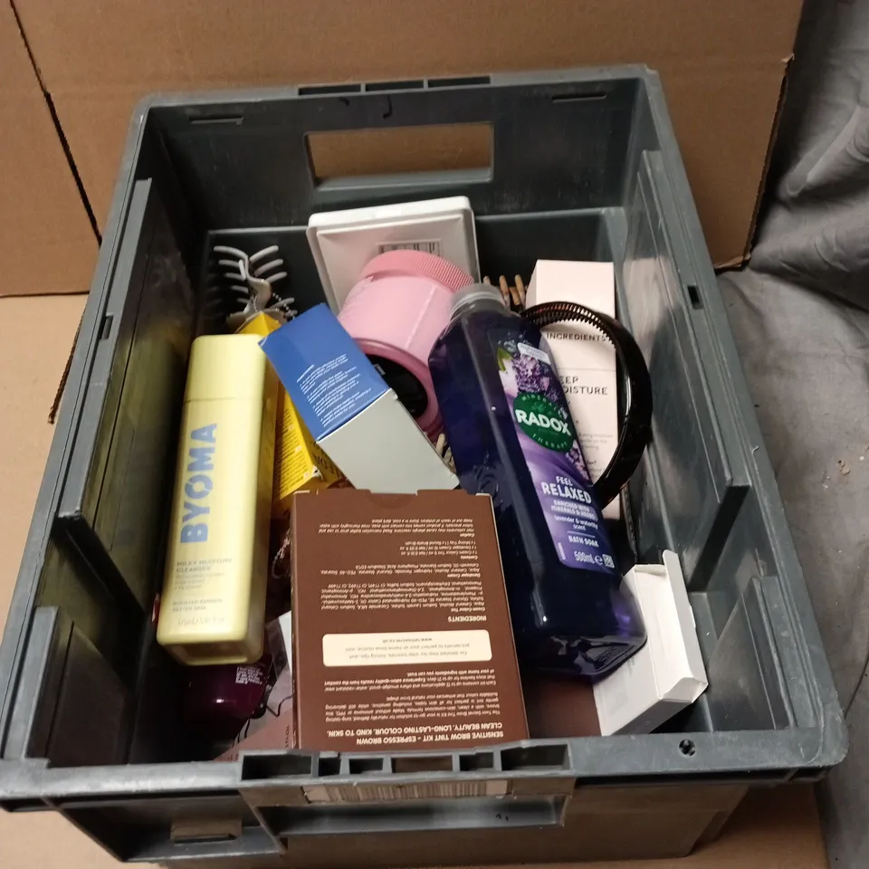 TOTE OF APPROXIMATELY 20 ASSORTED COSMETIC ITEMS TO INCLUDE RADOX, TWIN SECRET TINT KIT, SILICONE RELINE DENTURE SET, BYOMA MILKY CLEANSER, SALTAIR PINK BEACH BODY BUTTER ETC