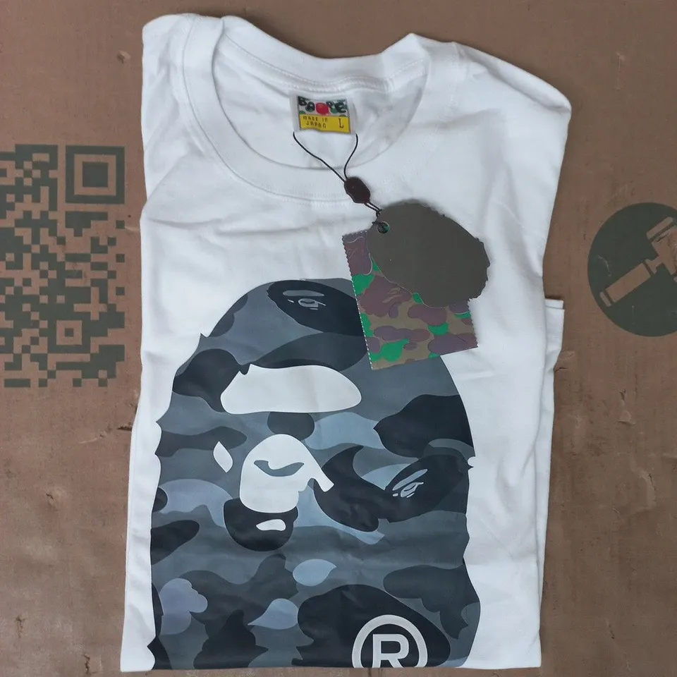 A BATHING APE SHORT SLEEVE T-SHIRT IN WHITE SIZE LARGE