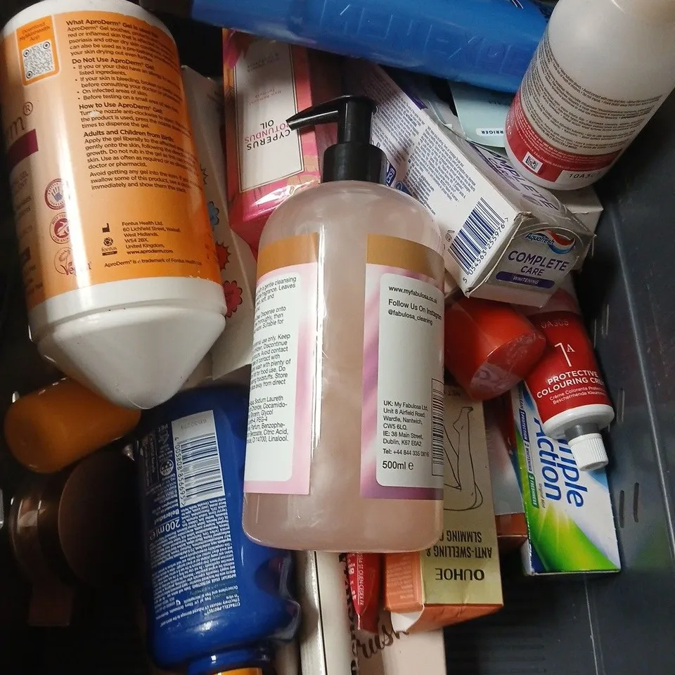 APPROXIMATELY 15 ASSORTED HEALTH & BEAUTY PRODUCTS TO INCLUDE DOVE SHOWER GEL, SHAMPOO, EYE CREAM ETC
