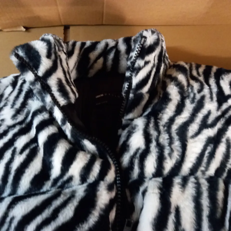ASOS DESIGN PADDED ZEBRA PUFFER - XL
