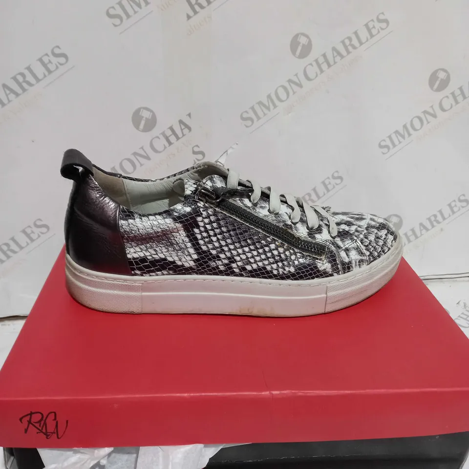 RUTH LANGSFORD WHITE/SNAKE PRINT SIZE - UK SIZE 6