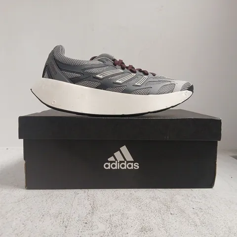 BOXED PAIR OF ADIDAS ADIZERO ARUKU TRAINERS IN GREY SIZE UK 7