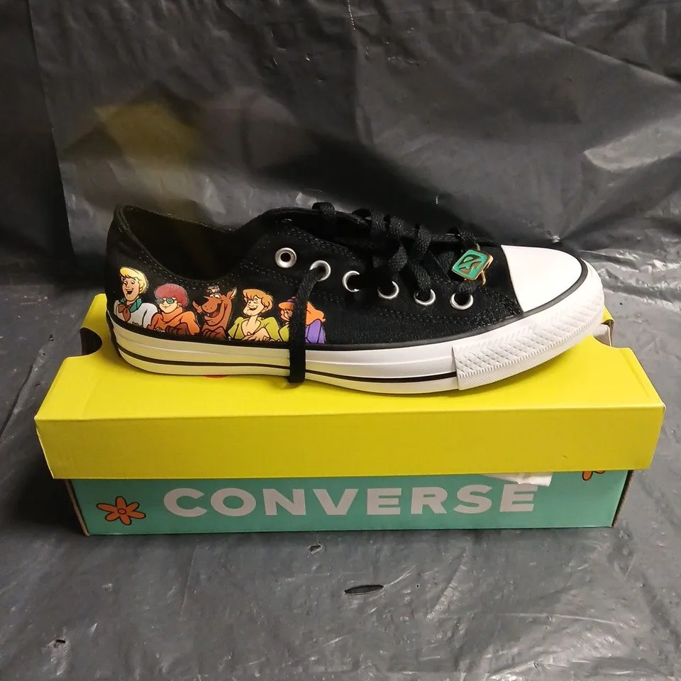 CONVERSE BLACK CANVAS LOW-TOP SNEAKERS WITH CARTOON PRINT – BOXED UK 5.5