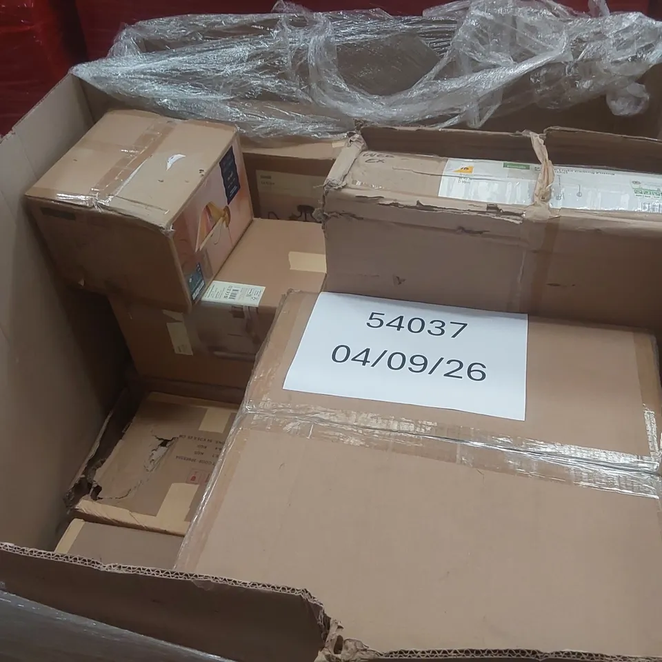 PALLET CONTAINING A VERY LARGE QUANTITY OF ASSORTED DESIGNER LIGHTING PRODUCTS INCLUDING: ELODIE CEILING CLUSTER, HOTEL MELIA TABLE LAMP, AUBURN FLOOR LAMP ECT