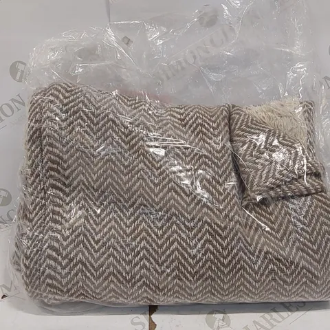 BAGGED AUDLEY CHEVRON HERRINGBONE THROW BLANKET (1 ITEM)