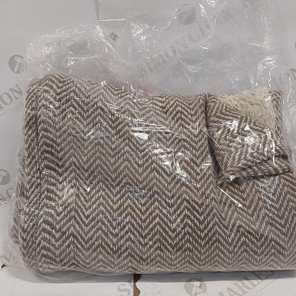 BAGGED AUDLEY CHEVRON HERRINGBONE THROW BLANKET (1 ITEM)