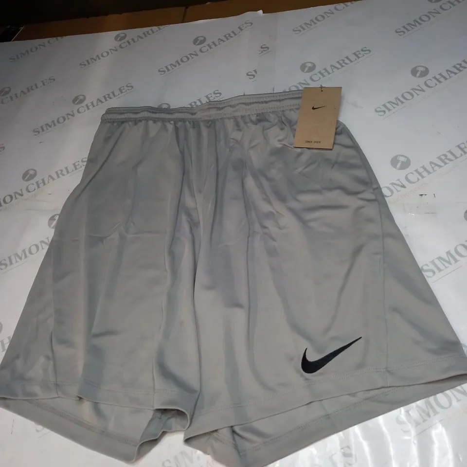 NIKE SLIM FIT CASUAL SHORTS SIZE L