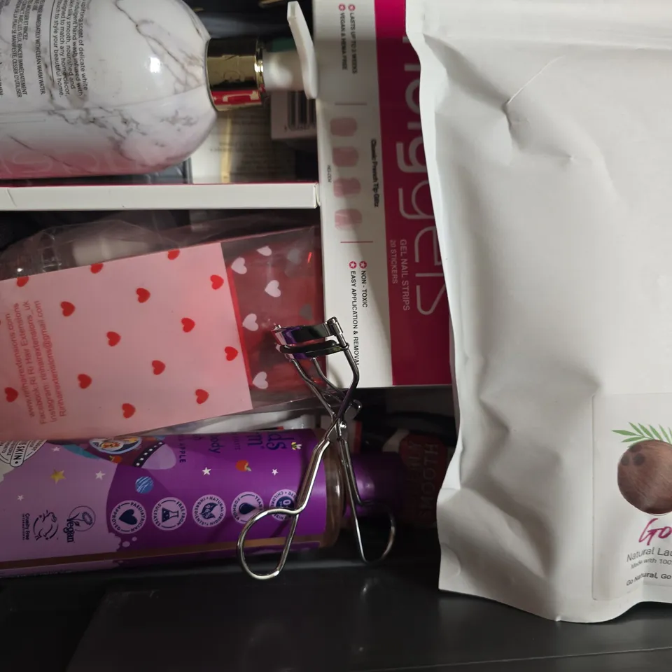 APPROXIMATELY 12 ASSORTED COSMETIC ITEMS TO INCLUDE DR SQUATCH, GEORGIEMANE, ETC - COLLECTION ONLY