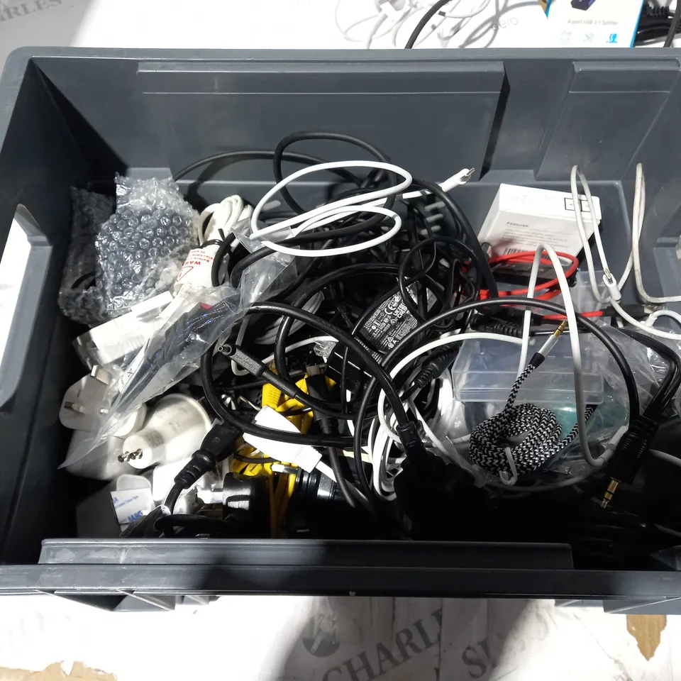 APPROXIMATELY 20 ASSORTED ELECTRICALS ITEMS TO INCLUDE ANKER USB-C HUB, POWER CABLES, USB DOCK, ETC