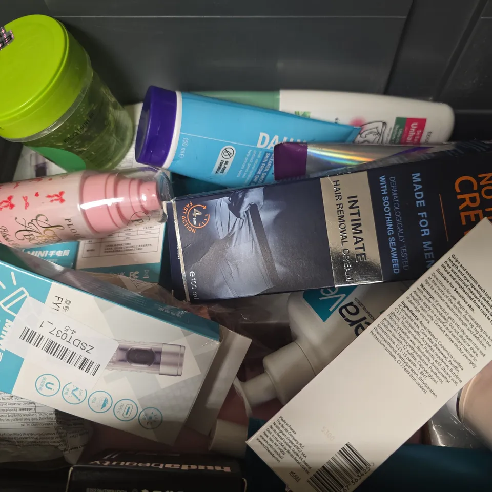 APPROXIMATELY 15 ASSORTED HEALTH & BEAUTY PRODUCTS TO INCLUDE CERAVE CLEANSER, REKAVL DEPILATE CREAM, PLOUISE BLUSH BEACH, ETC - COLLECTION ONLY