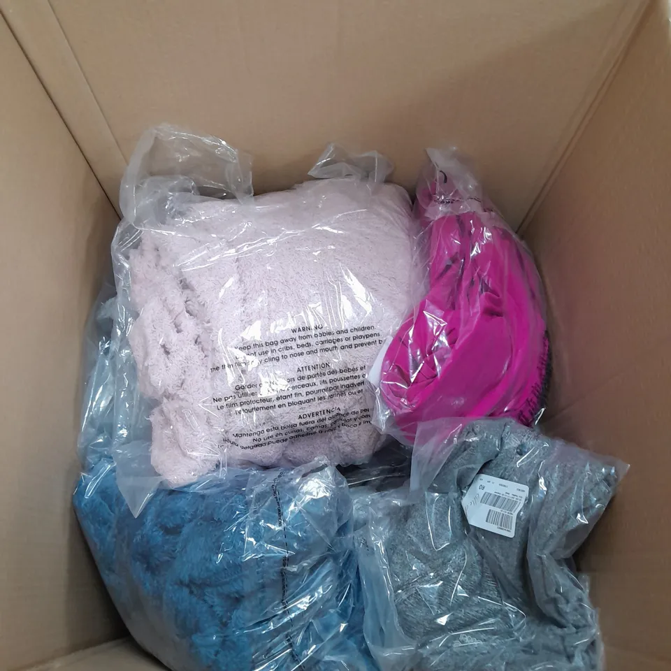 APPROXIMATELY 10 LADIES CLOTHING ITEMS TO INCLUDE JACKET, SHIRTS AND LOUNGEWEAR VARIOUS COLOURS, SIZES AND STYLES