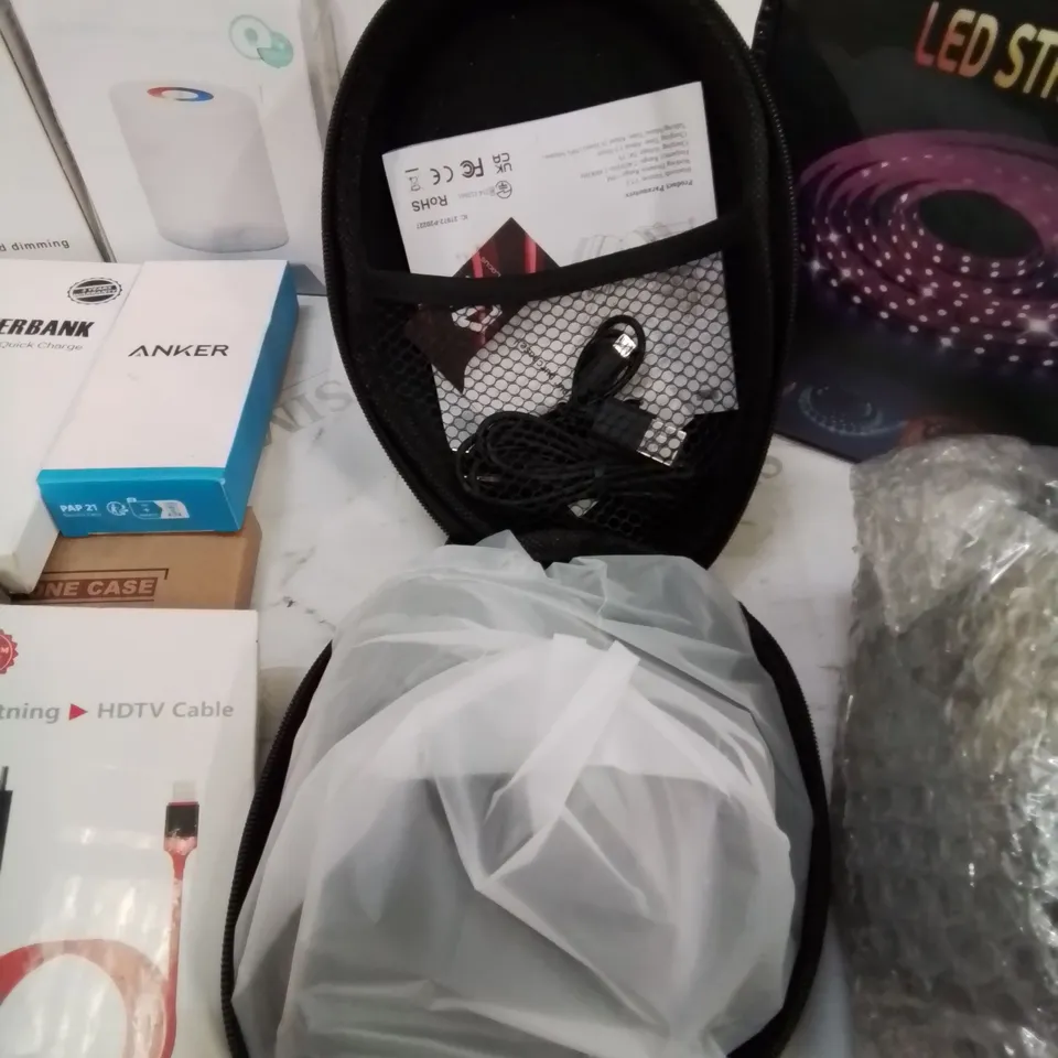 BOX CONTAINING LARGE AMOUNT OF BOXED ELECTRICAL ITEMS TO INCLUDE: HEADPHONES, EARPHONES, PHONE CASES, POWER BANKS, DESK LAMP, CHARGING CABLES AND LOTS MORE.