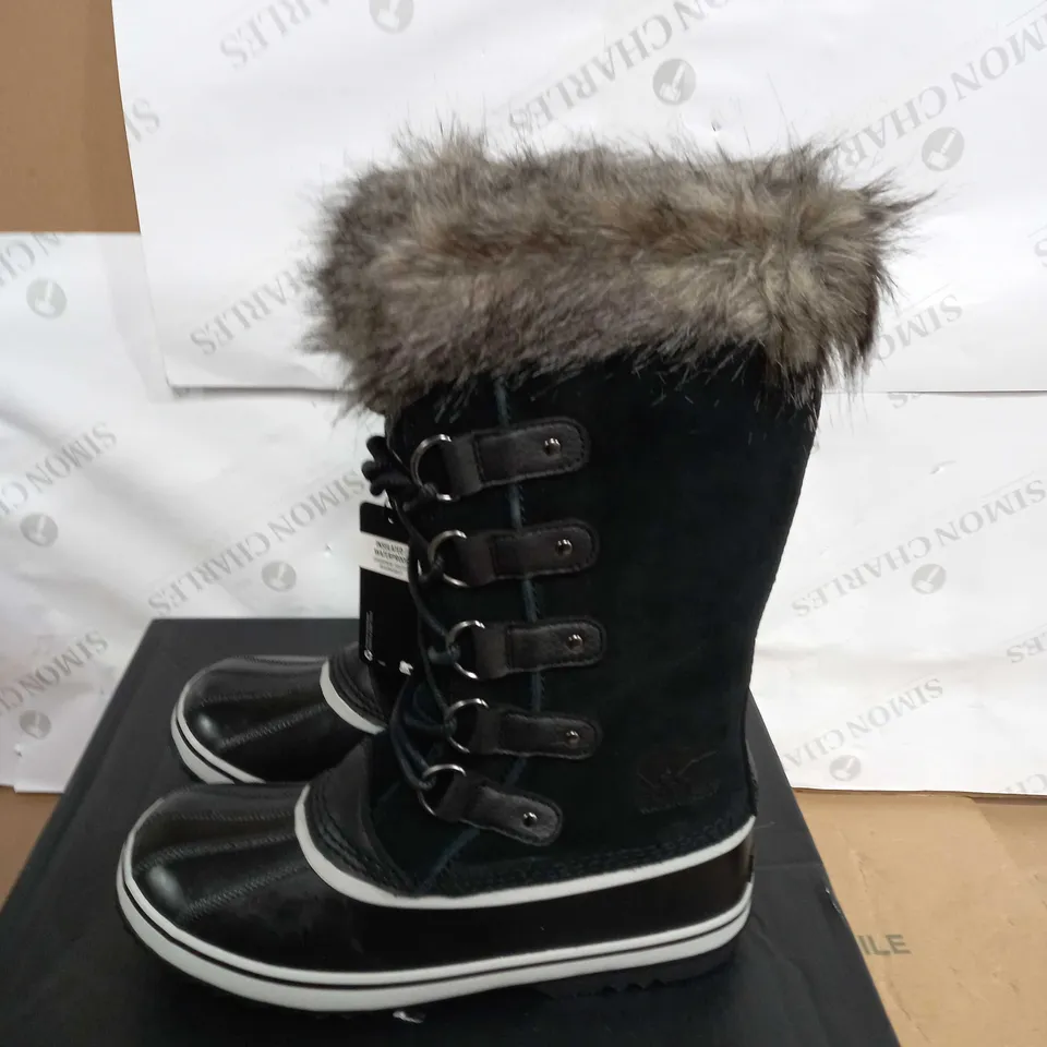 BOXED PAIR OF SOREL JOAN OF ARTIC WATERPROOF BOOTS SIZE 8