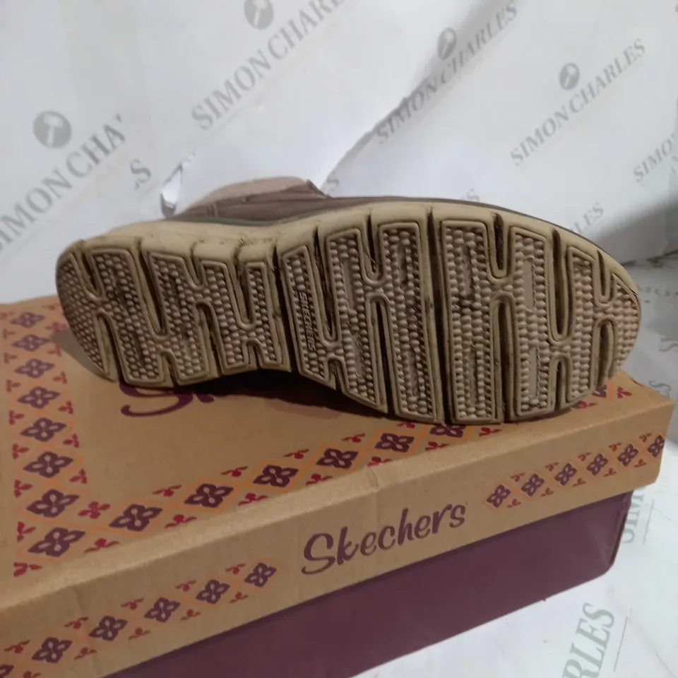 BOXED SKECHERS SYNERGY WARM TECH BOOTS, BROWN - SIZE 5.5