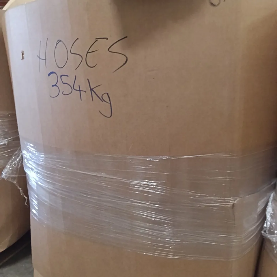 PALLET CONTAINING A LARGE QUANTITY OF HOSES