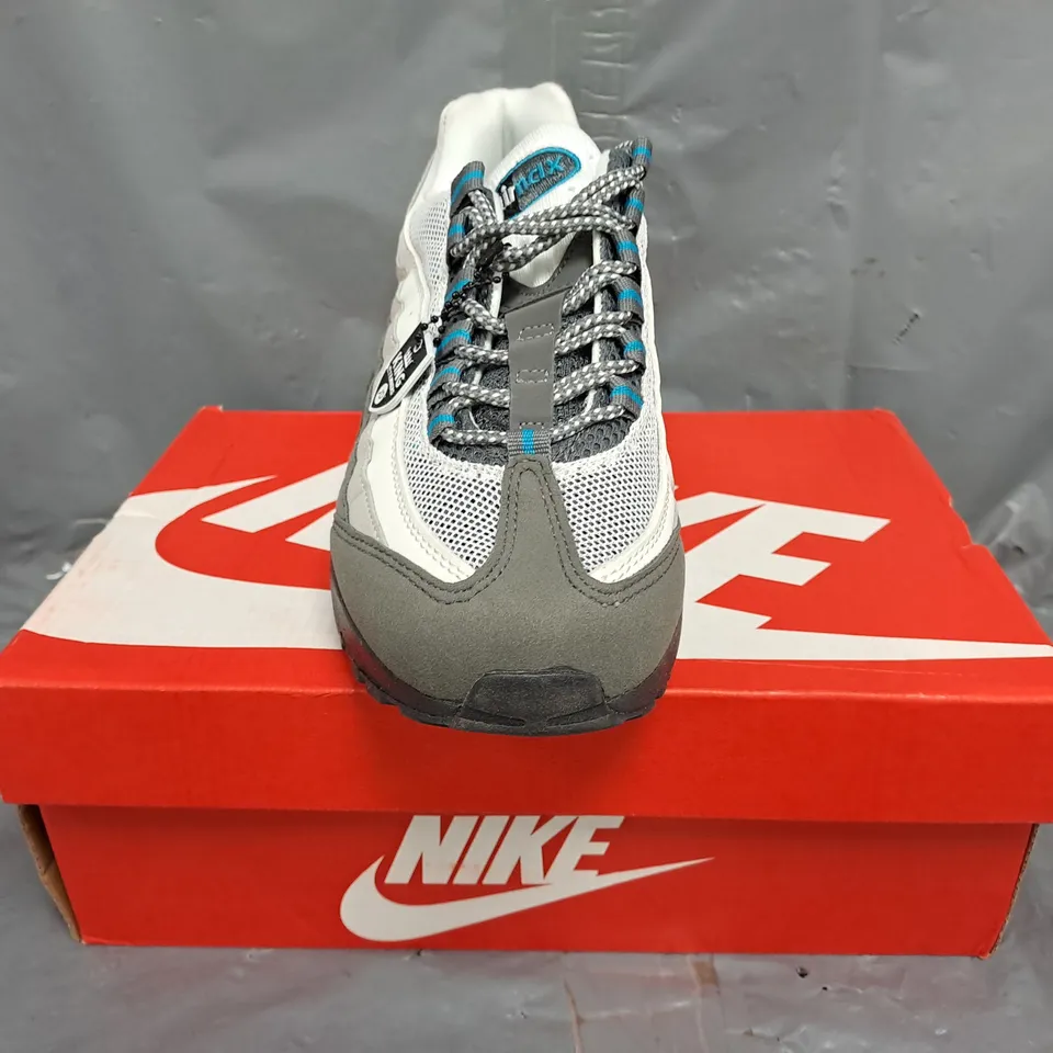 BOXED PAIR OF NIKE AIR TRAINERS IN GREY/WHITE/BLUE SIZE UK 7