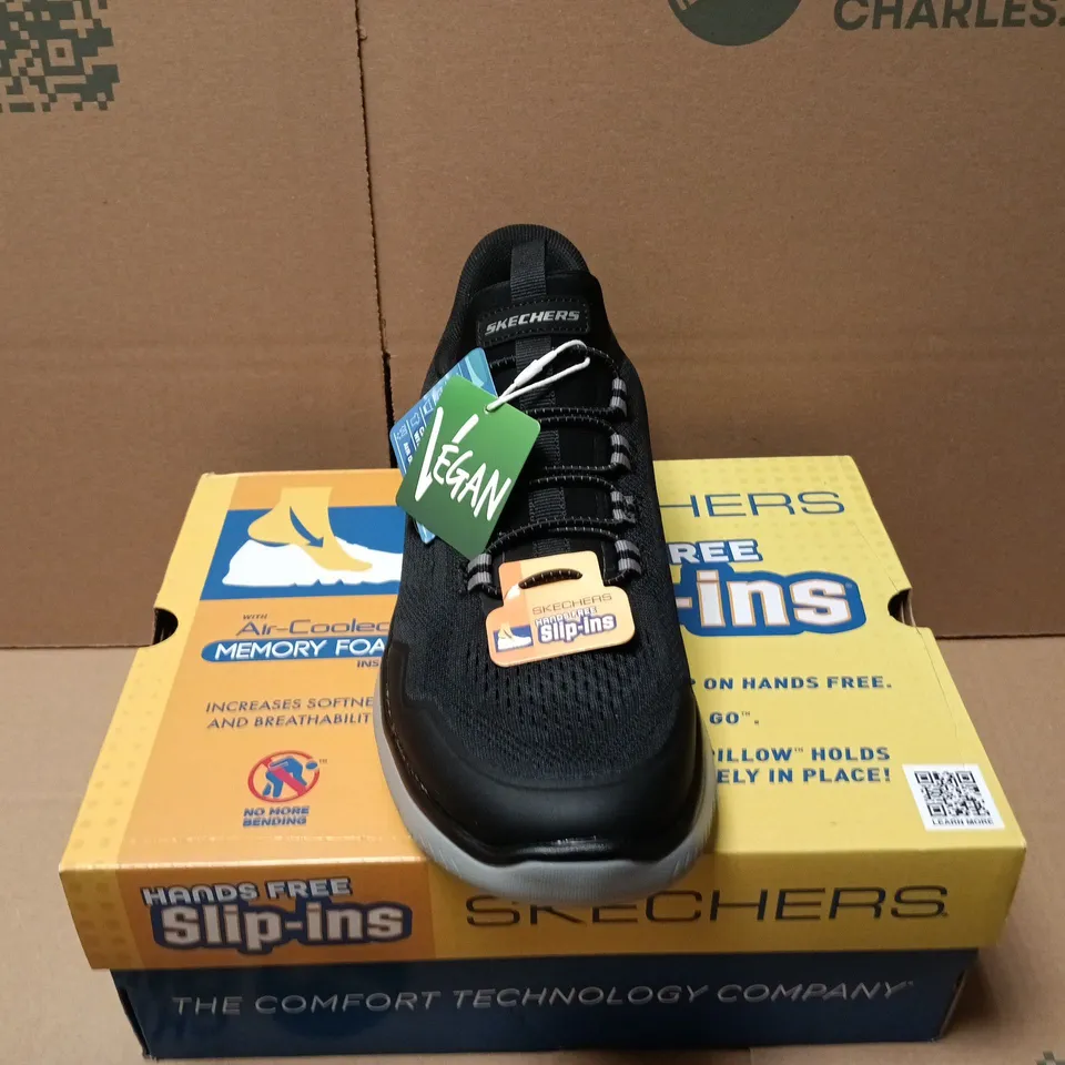 BOXED PAIR OF SKECHERS SUMMITS TOP RATE TRAINERS IN BLACK - UK 7
