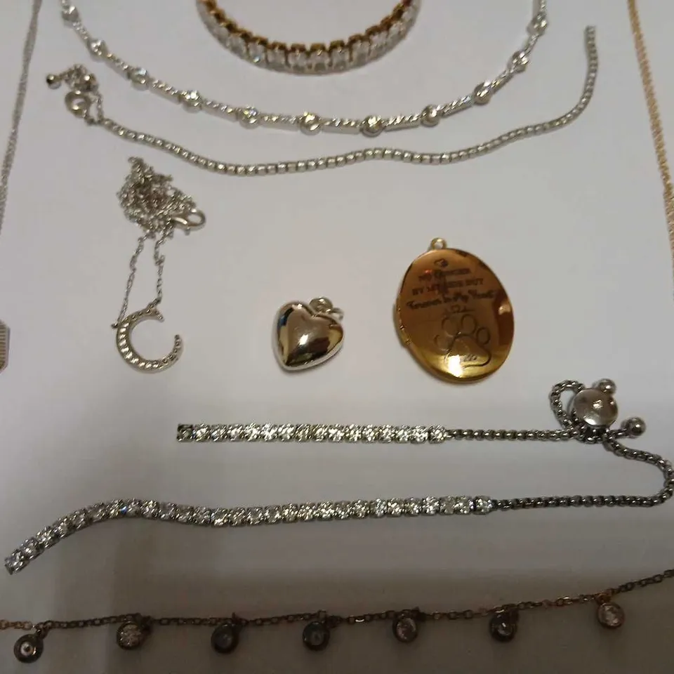APPROXIMATELY 18 PIECES OF ASSORTED BRACELETS AND NECKLACES
