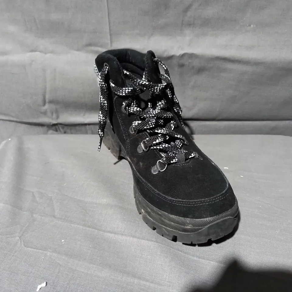 PAIR OF SKECHERS BOBS BROADIES HIKER BOOTS IN BLACK SIZE 6