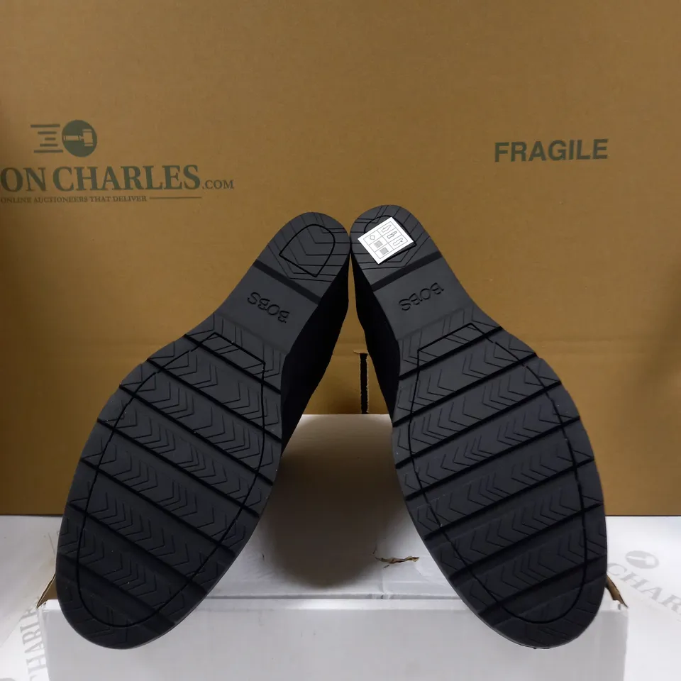 PAIR OF BOB'S SKECHERS TUMBLE WEED BOOTS BLACK - SIZE 7