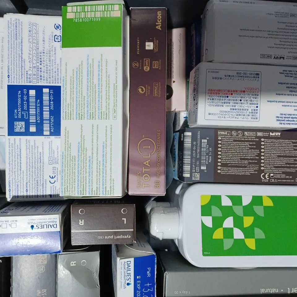 APPROXIMATELY 20 ASSORTED HOUSEHOLD ITEMS TO INCLUDE DAILIES CONTACT LENSES, BIOTRUE CONTACT LENSES, ETC