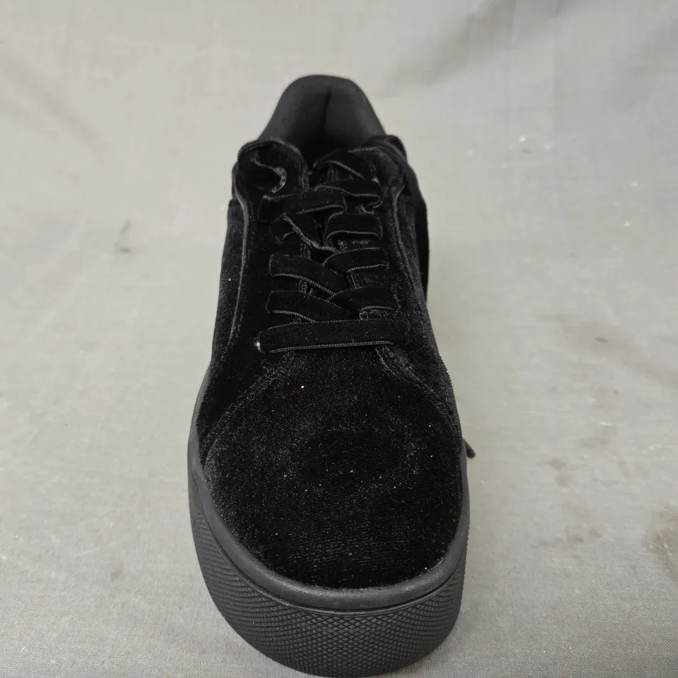 BOXED PAIR OF KURT GEIGER PLATFORM SNEAKERS IN BLACK VELVET EU SIZE 39