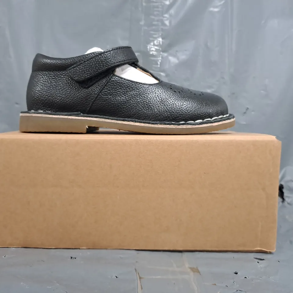 BOXED PAIR OF MINI BODEN KIDS SHOES IN BLACK SIZE EU 29