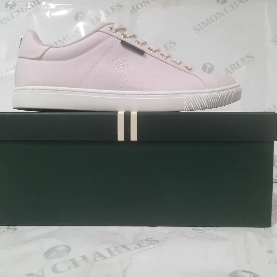 BOXED PAIR OF HOLLAND COOPER CHELSEA COURT TRAINERS IN PINK W. GOLD EFFECT DETAIL UK SIZE 9
