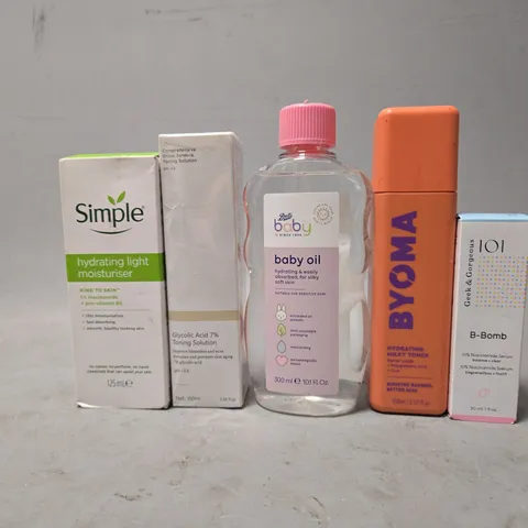 APPROXIMATELY 15 ASSORTED HEALTH & BEAUTY ITEMS TO INCLUDE - BYOMA MILKY TONER , BOOTS BABY OIL , SIMPLE HYDRATING LIGHT MOISTURISER ETC