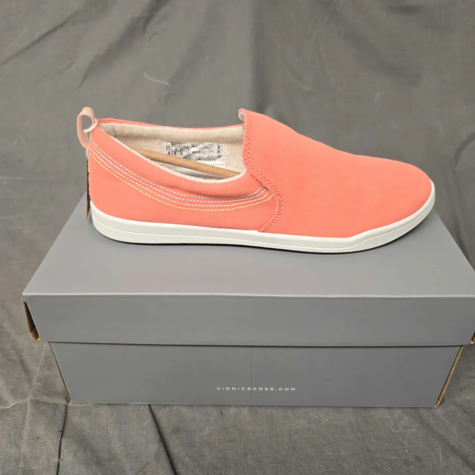 BOXED PAIR OF VIONIC VENICE SLIP ONS IN PAPAYA - 6
