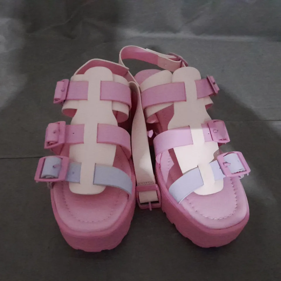 PAIR OF KOI SUGAR SEASON CHUNKY BUCKLE SANDALS SIZE 5