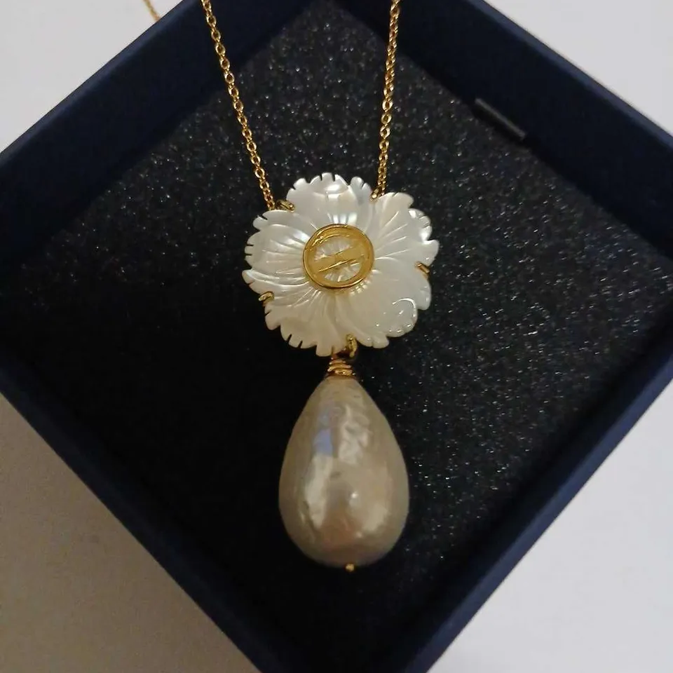 BUTLER & WILSON SHELL FLOWER NECKLACE 