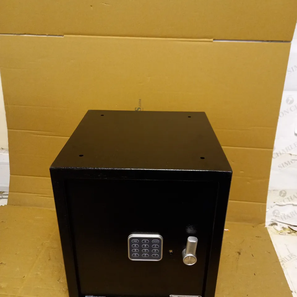 YALE YEC/390/DB1 - LARGE ALARMED VALUE SAFE