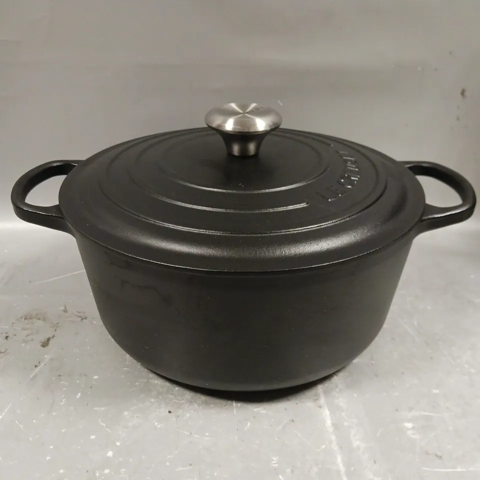 LE CREUSET SIGNATURE CAST IRON ROUND 26 CM CASSEROLE IN SATIN BLACK RRP £24.99