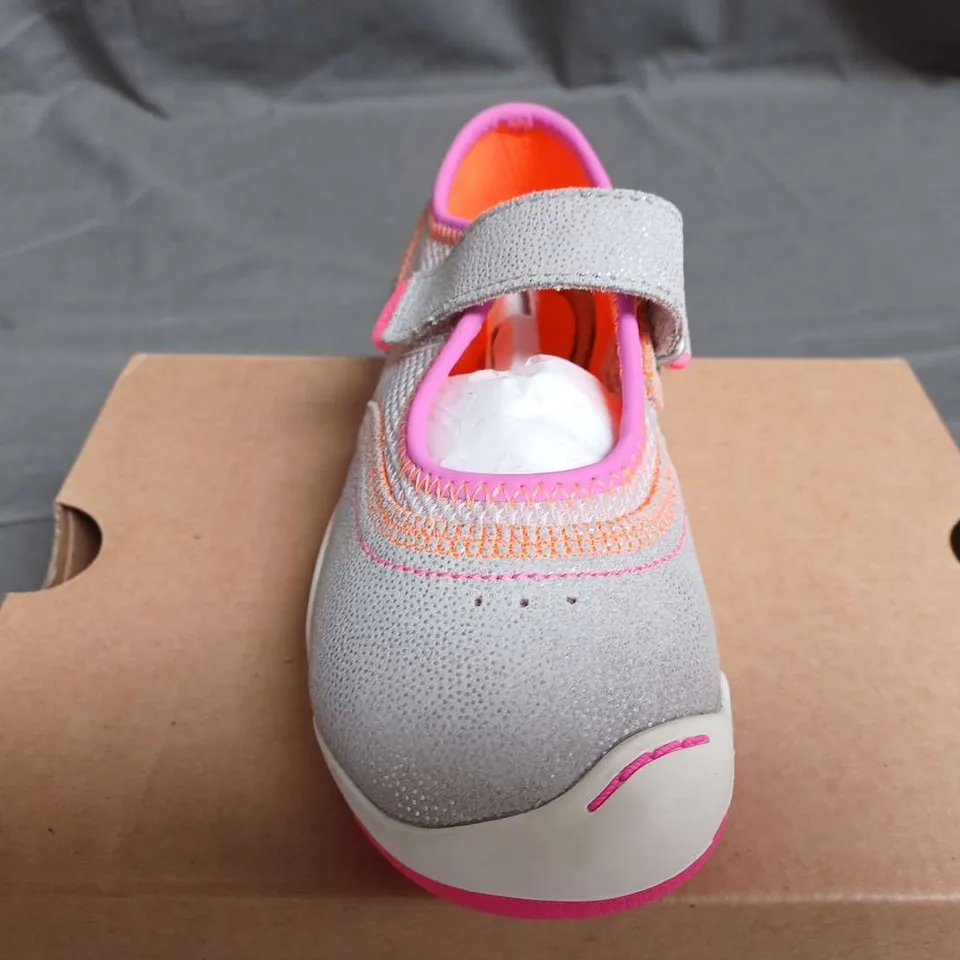 BOXED PLAE KIDS EMME TRAINERS IN SILVER/PINK - UK 11