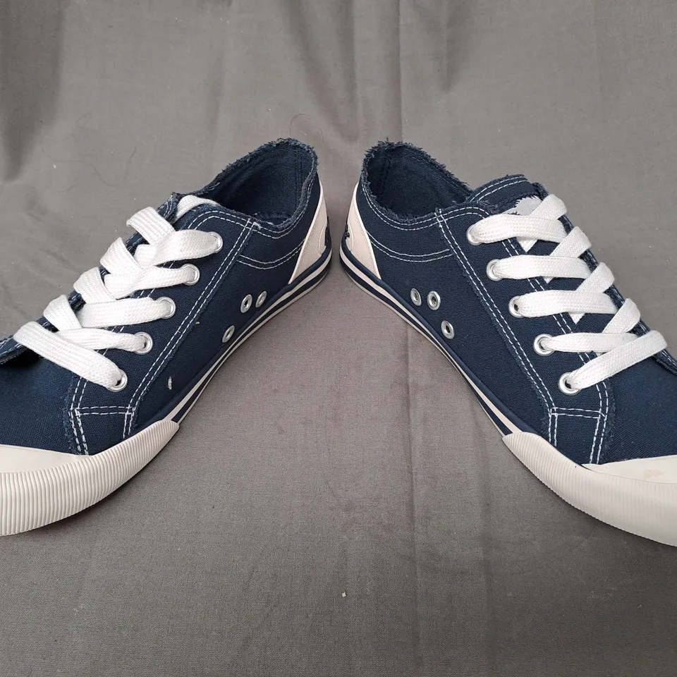 BOXED PAIR OF ROCKET DOG SHOES IN NAVY/WHITE UK SIZE 6