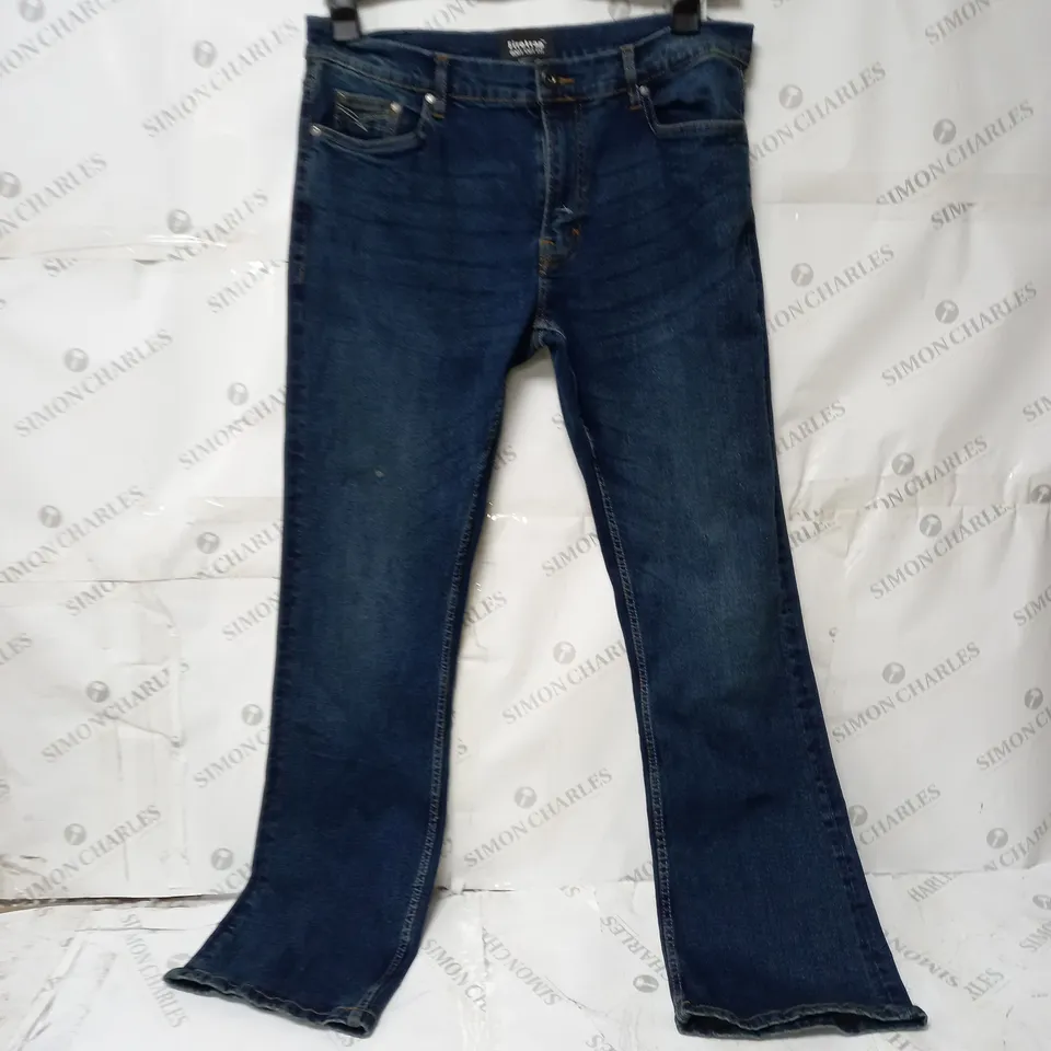 BOX OF ASSORTED JEANS APPROXIMATELY 8 TO INCLUDE COLOURS BLUE, DARK BLUE, BLACK 