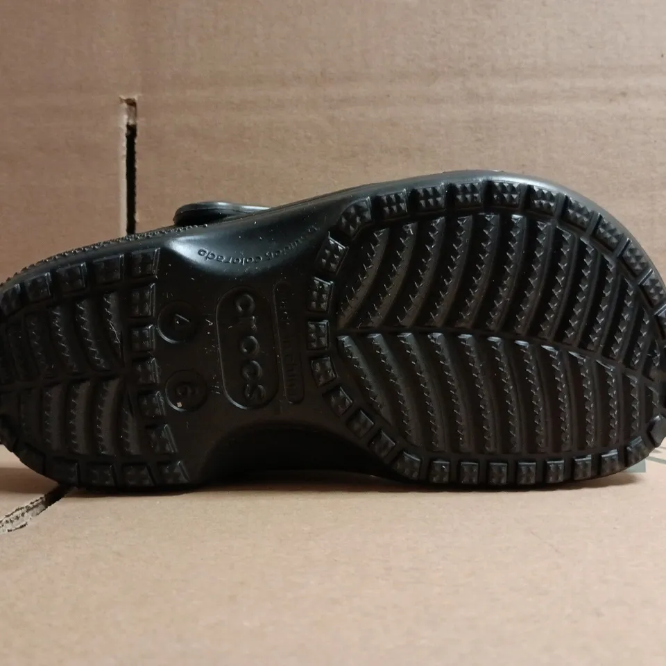PAIR OF CROCS CLASSIC CLOGS IN BLACK SIZE UK M3/W4