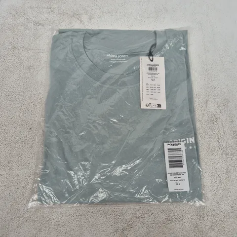 BAGGED JACK & JONES KONOS BACK TEE IN GREY MIST - EU LARGE