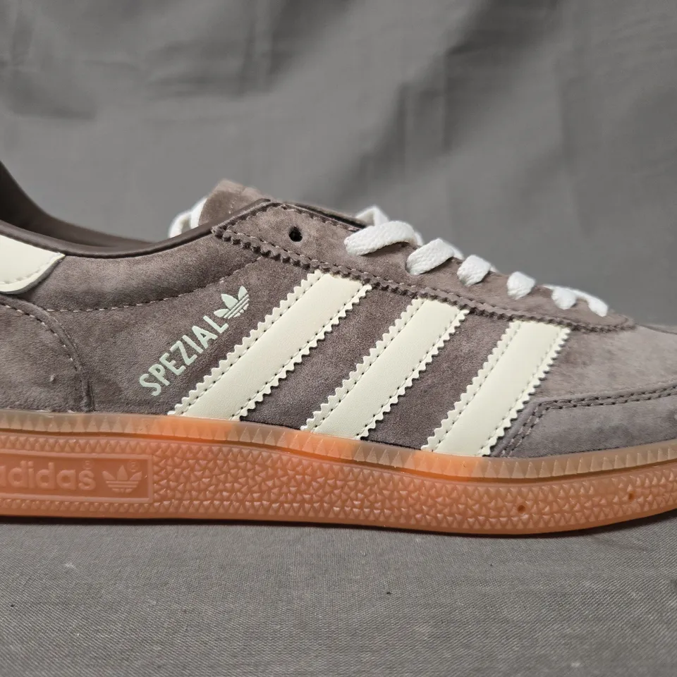 BOXED PAIR OF ADIDAS HANDBALL SPEZIAL SHOES IN TAUPE UK SIZE 4.5