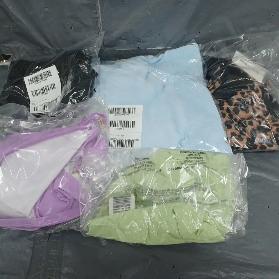 MEDIUM BOX OF APPROXIMATELY 10 ASSORTED CLOTHING ITEMS IN VARIOUS COLOUR, STYLE AND SIZES