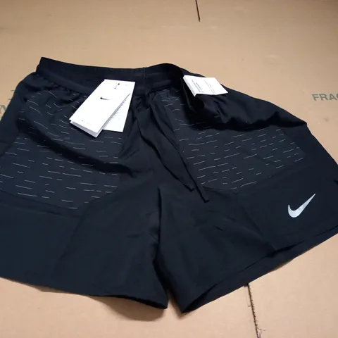 NIKE RUNNING STANDARD FIT 5" LENGTH SHORTS - M